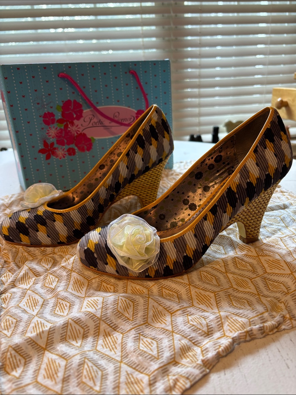 Poetic Licence London mid-heel unique pumps. Never worn.Size Eur 39 1/2.
